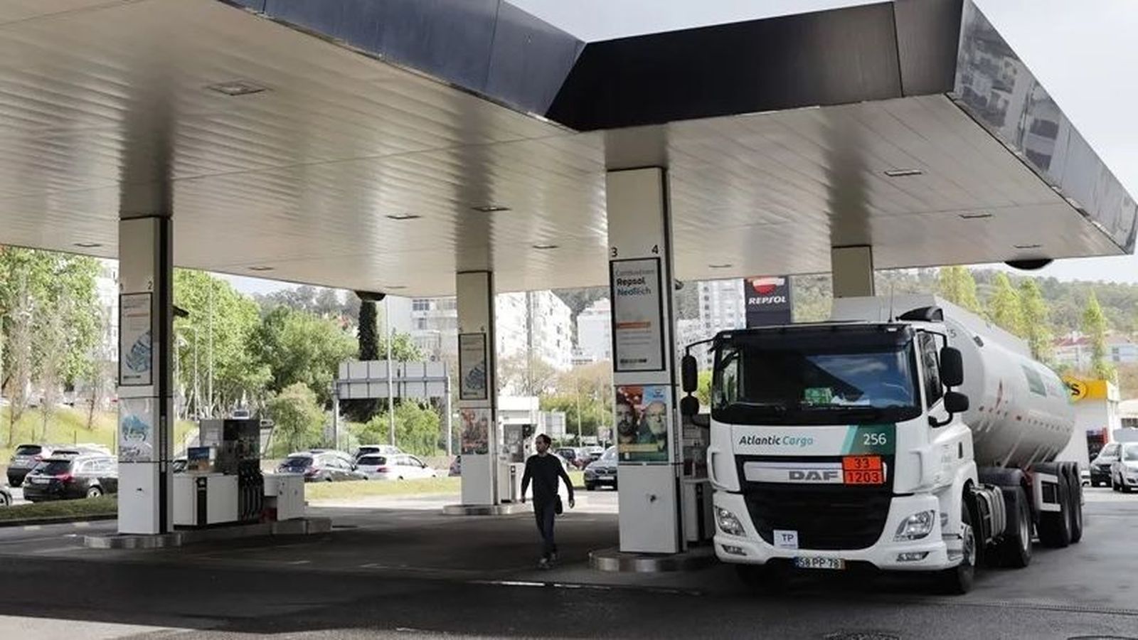 Un camió es proveix de combustible en una gasolinera