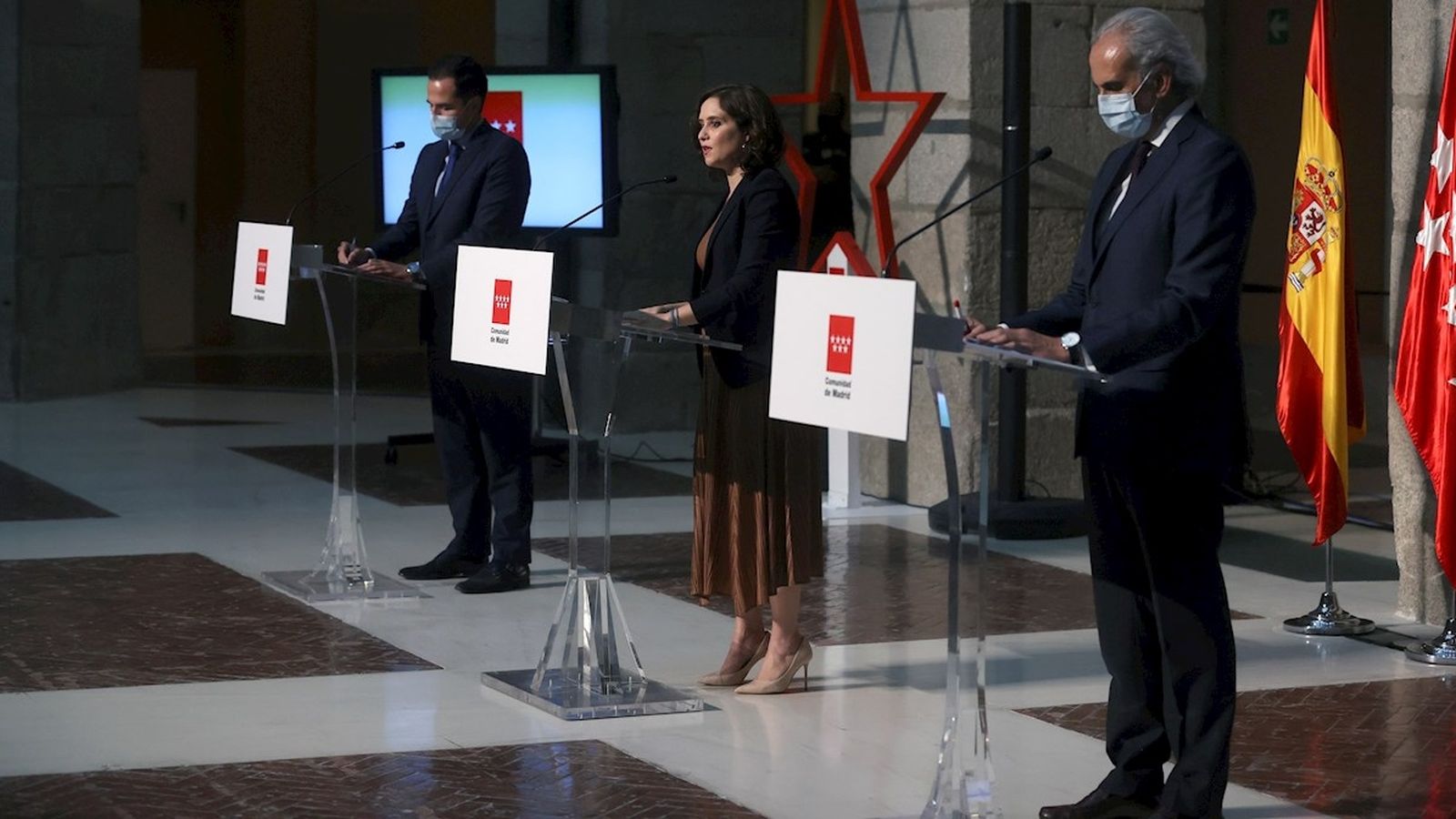 La presidenta madrilenya, Isabel Díaz Ayuso, el vicepresident madrileny, Ignacio Aguad, i el conseller de Sanitat de Madrid, Enrique Ruiz, ofereixen una roda de premsa per a anunciar les restriccions de mobilitat per a fer front al coronavirus