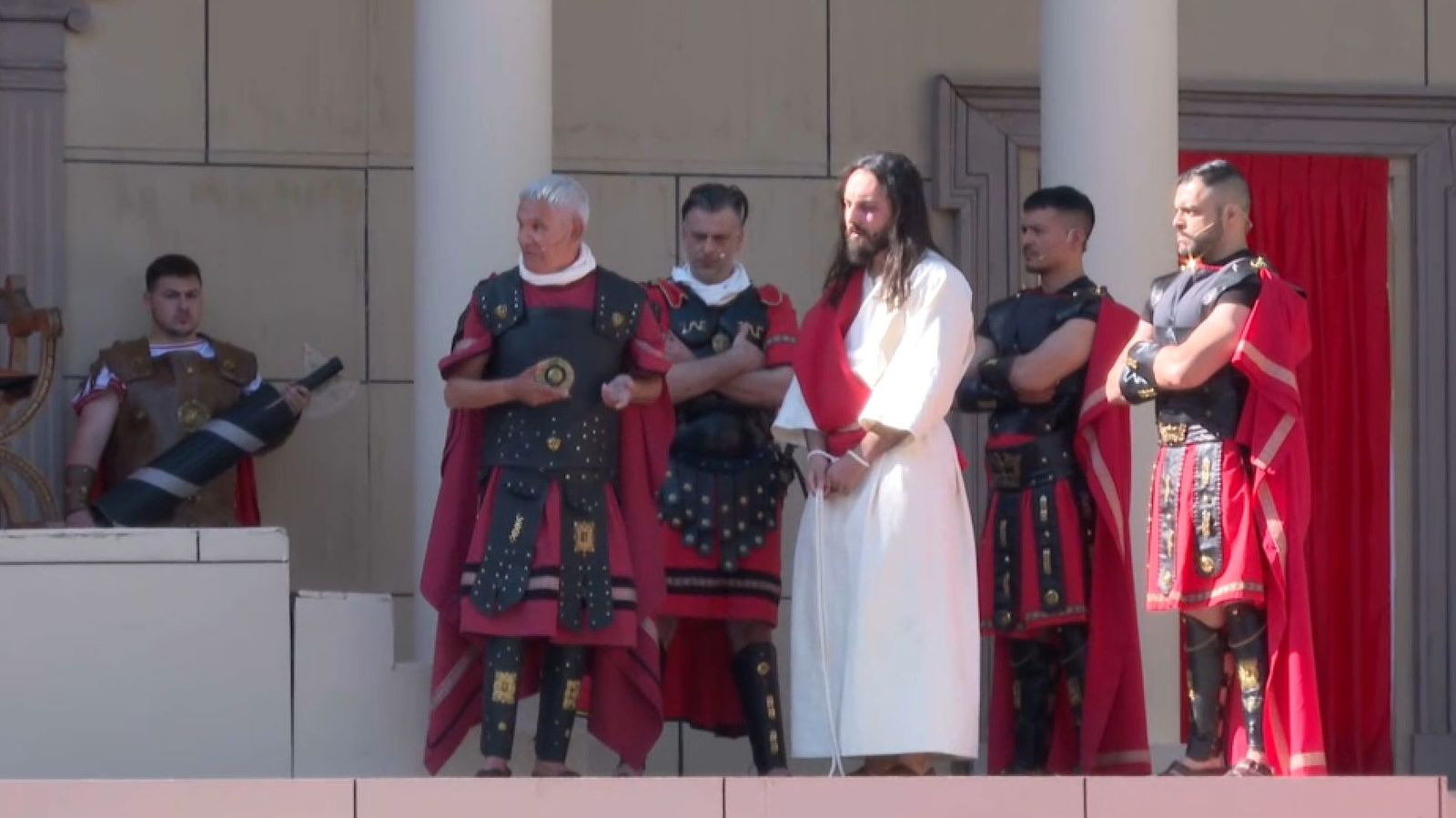 Una de les escenes del juí a Crist, que s'ha representat aquest divendres de matí a Benetússer