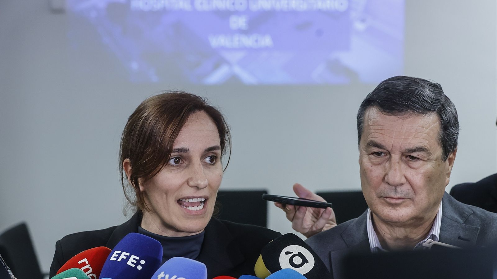 La ministra de Sanitat, acompanyada pel conseller de Sanitat valencià, aquest divendres en l'Hospital Clínic