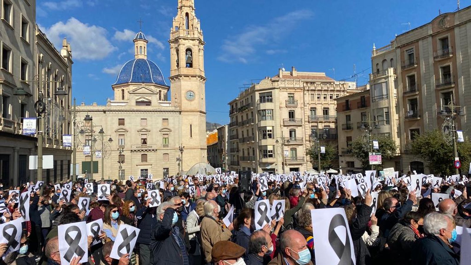 Centenars de sanitaris es concentren a la plaça d'Espanya d'Alcoi en protesta per la falta de personal