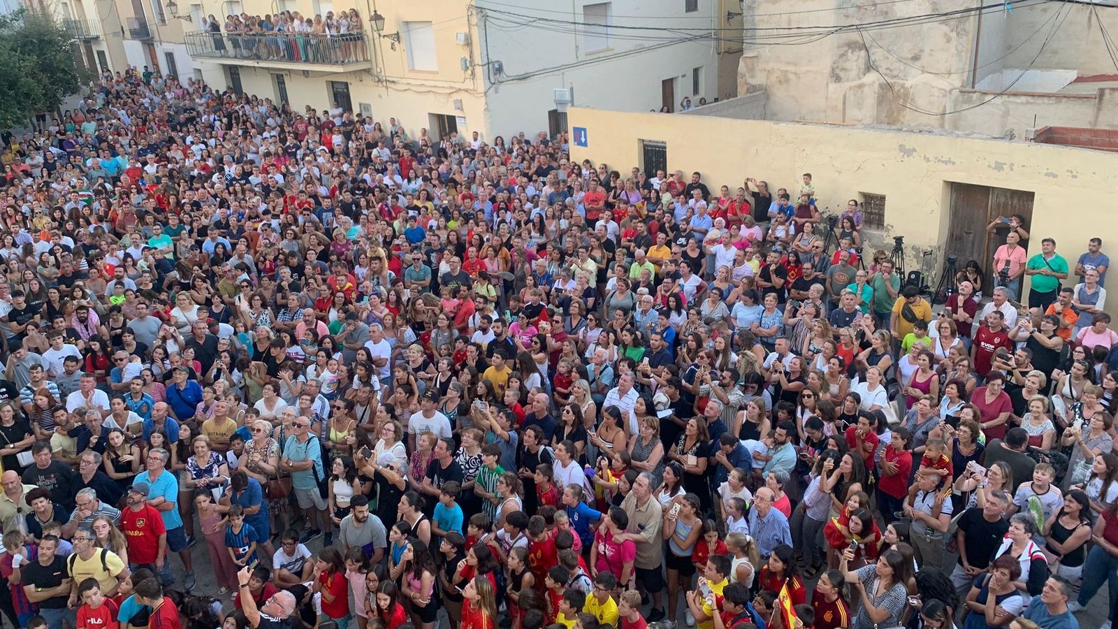 Rebuda multitudinària d'Aielo de Malferit a la capitana