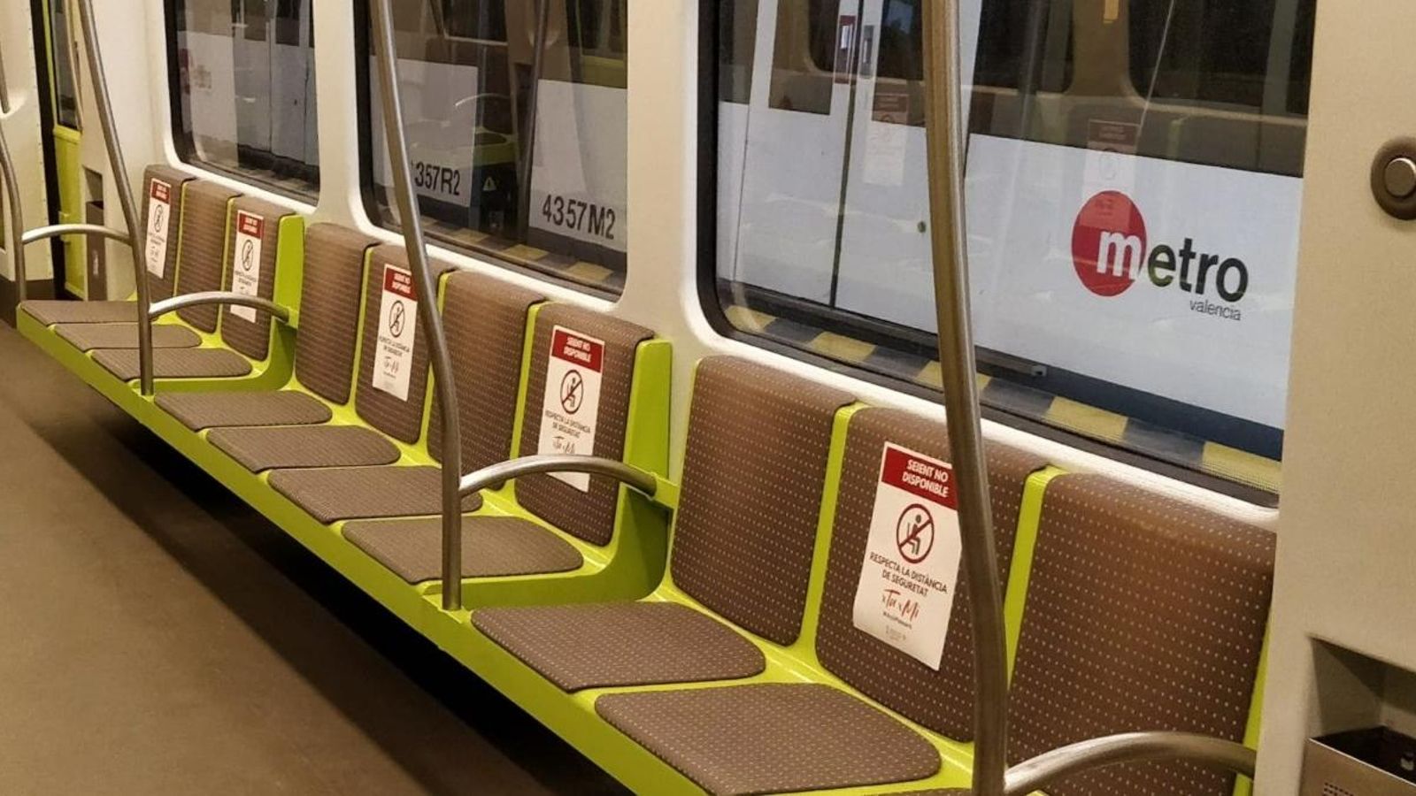 Uns adhesius recorden la separació obligatòria per a asseure's en el metro amb motiu del coronavirus