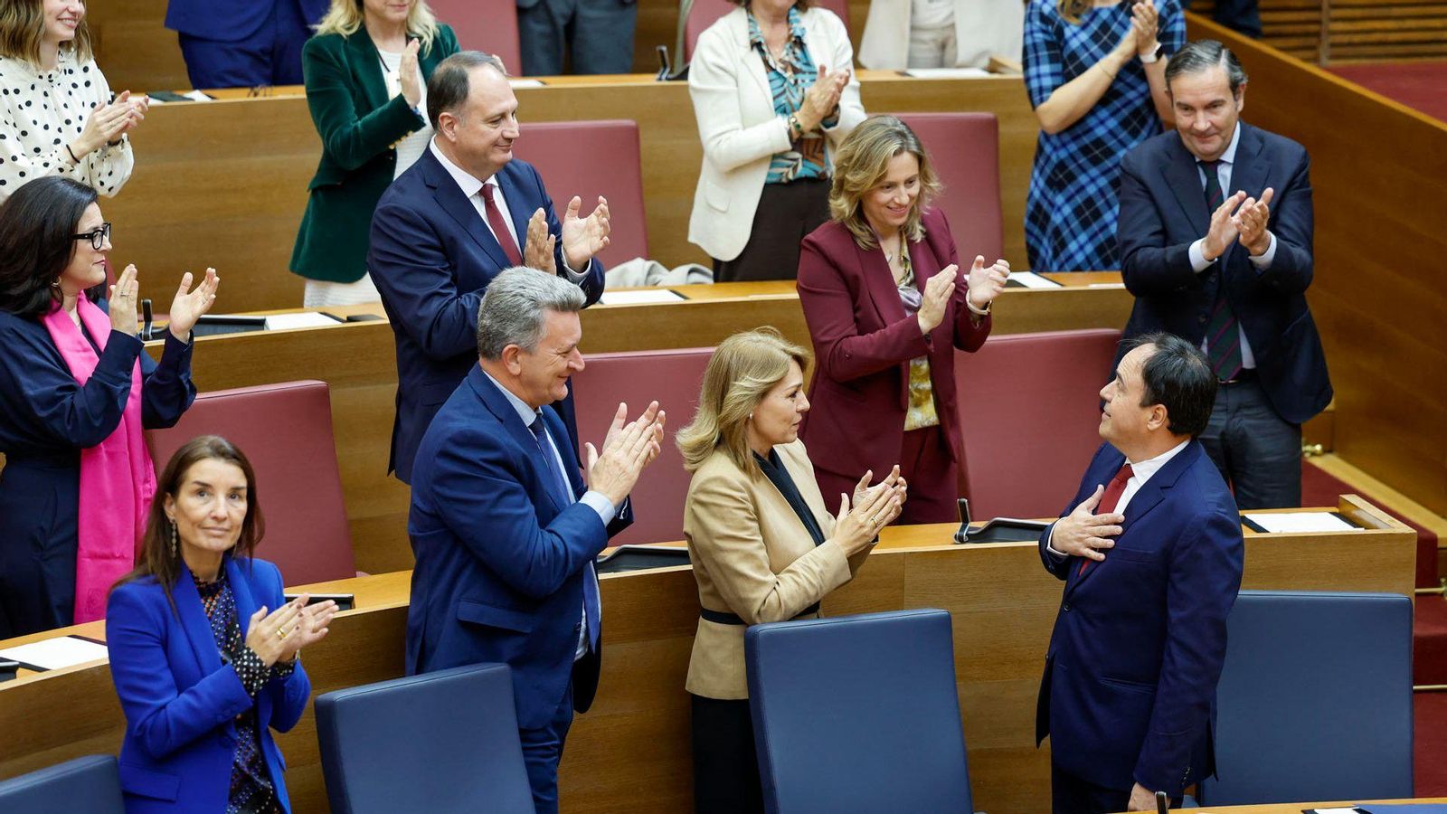 Juanfrán Pérez Llorca, rebut amb aplaudiments pels seus companys del grup parlamentari popular