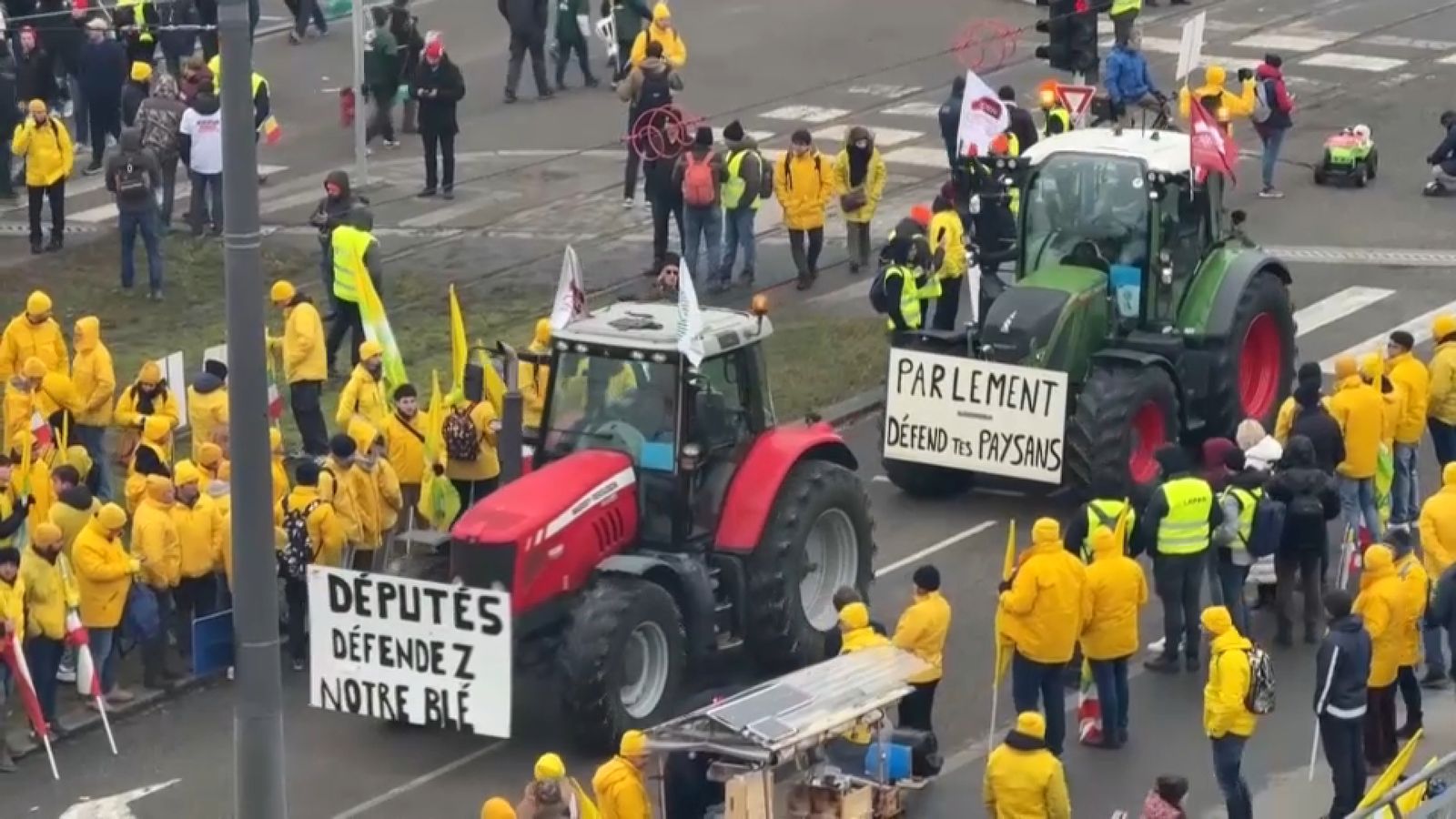 Llauradors de tot Europa han protestat als carrers d'Estrasburg per a reclamar que el TJUE es pronuncie sobre la legalitat del tractat amb Mercosur