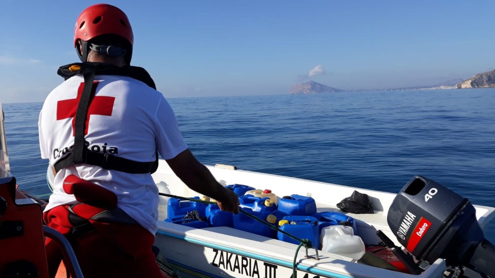 En imatge, la llanxa buida que la Creu Roja ha localitzat a les costes d'Altea