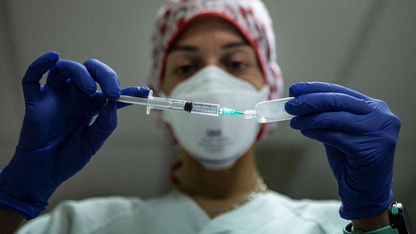 Una infermera es disposa a injectar una vacuna contra la Covid-19 / Reuters