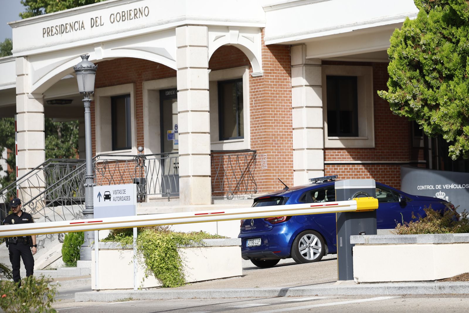 El vehicle on viatja el magistrat instructor Juan Carlos Peinado arriba a la Moncloa