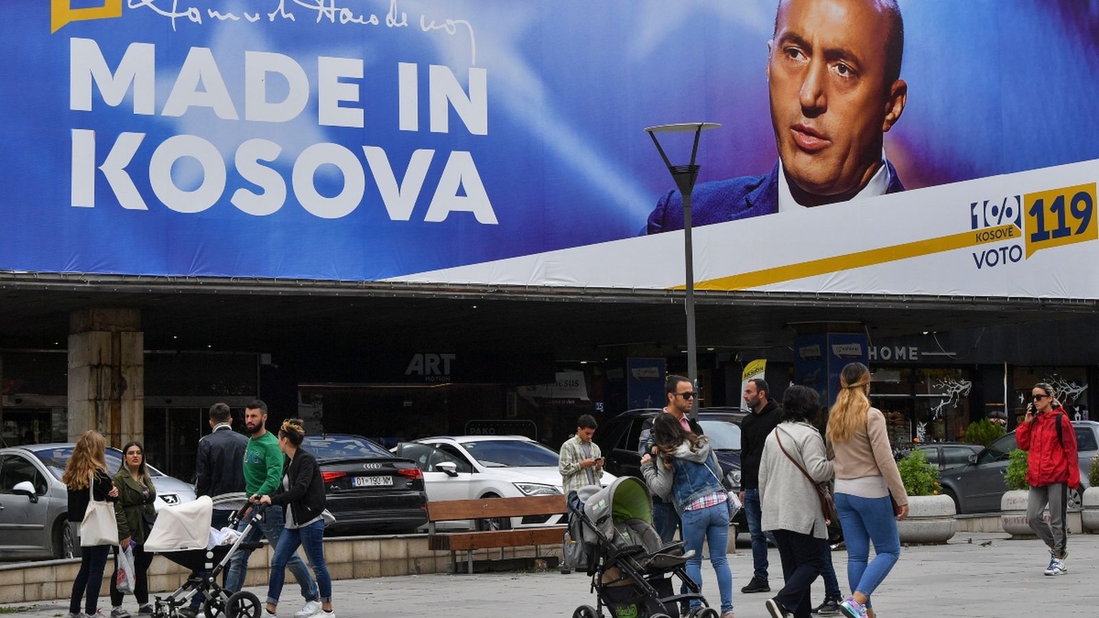 Els kosovars acudeixen a votar en unes eleccions legislatives