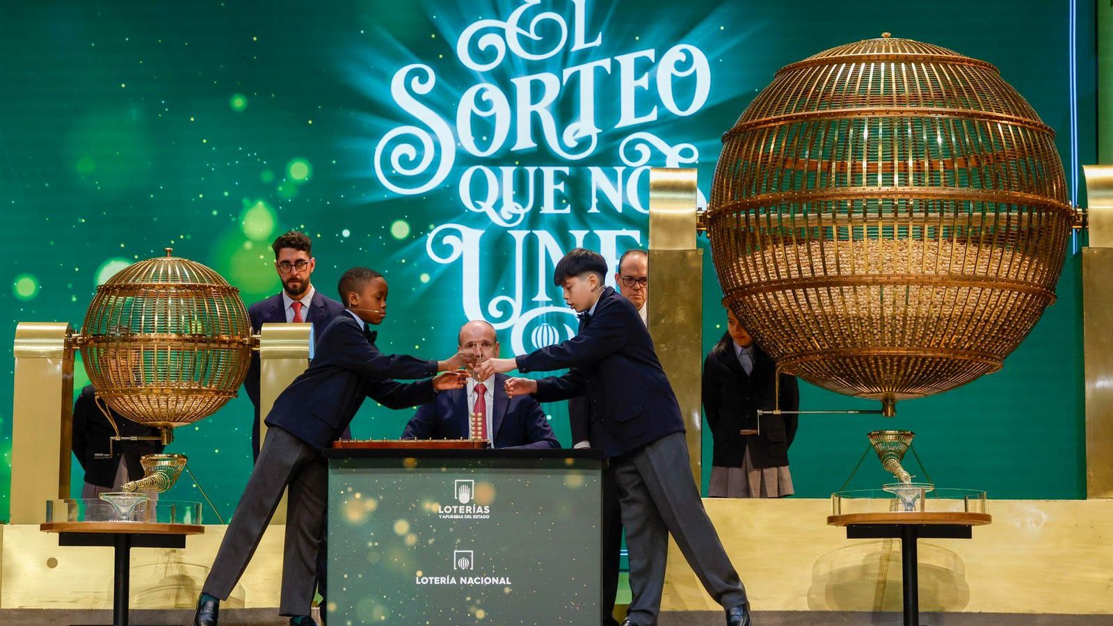 Els xiquets de Sant Ildefons cantaren els premis que extrauen de les boles