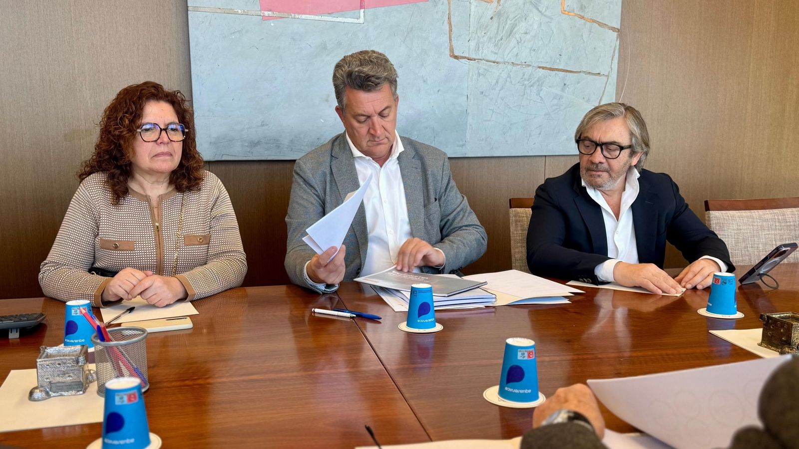 Mus, al centre, este dimecres reunit amb els contractistes