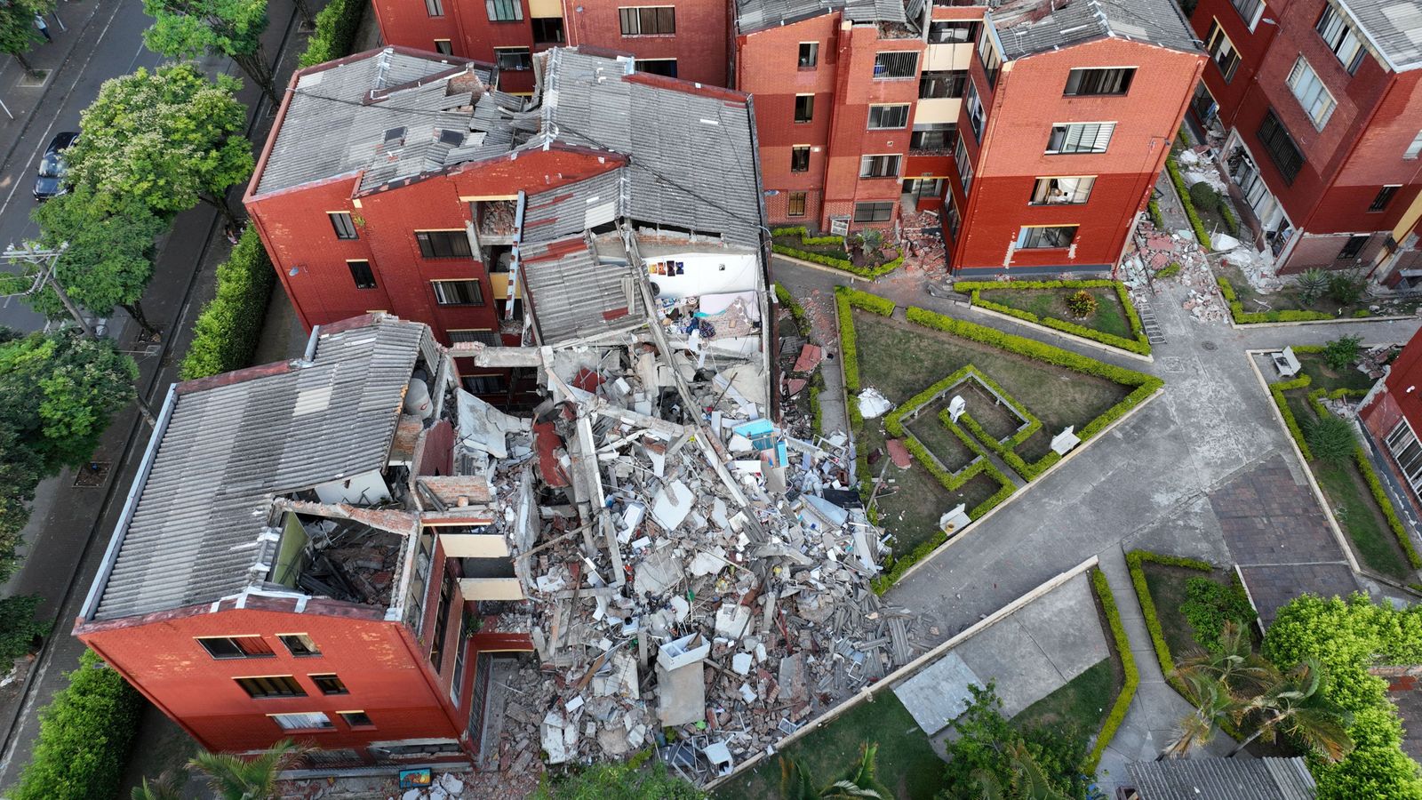 Un edifici de la ciutat de Pereira, enfonsat a causa del sisme del dilluns passat