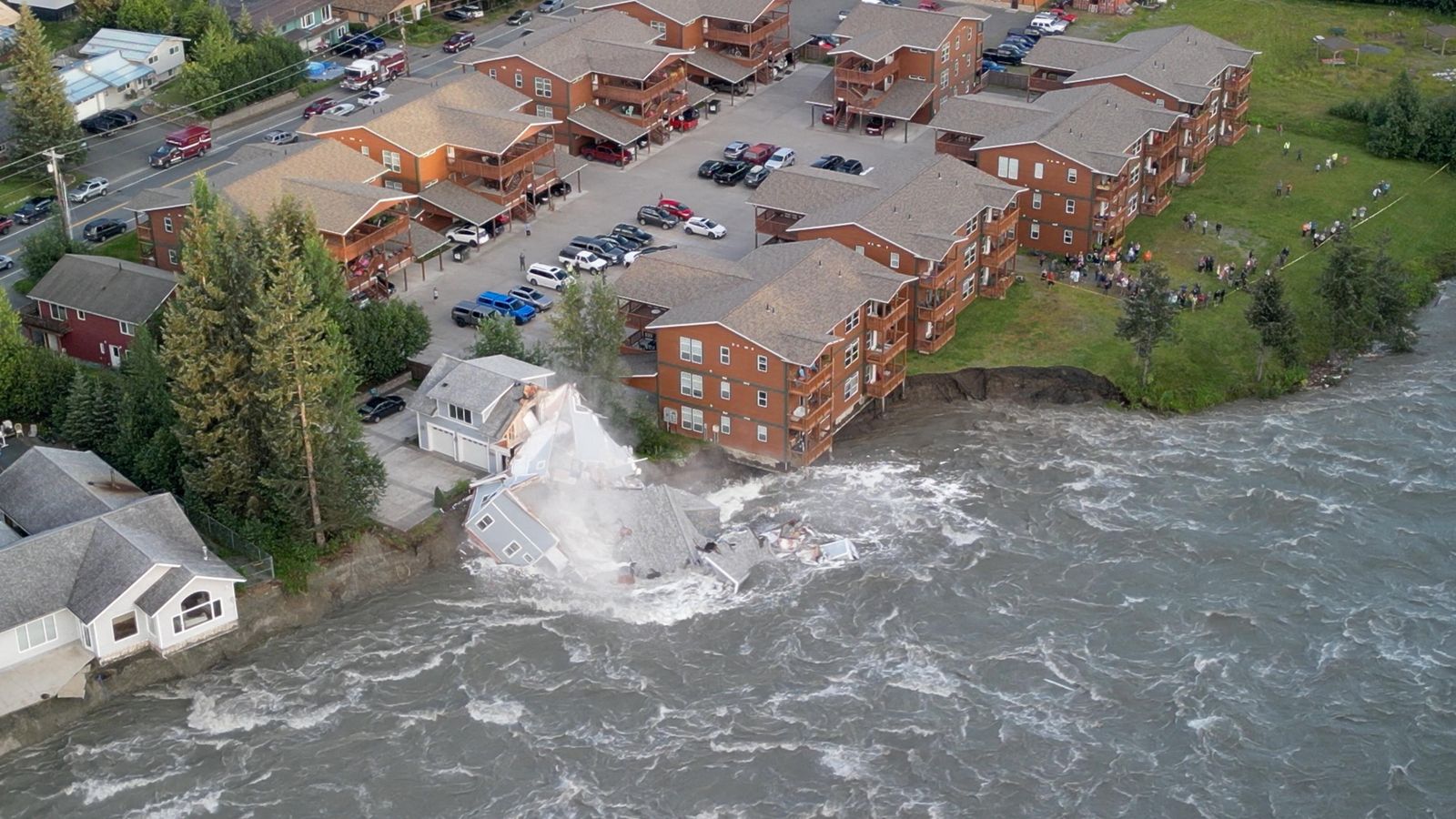 Moment en què s'enfonsa una casa en la riba del riu a causa de les inundacions glacials a Juneau, capital d'Alaska