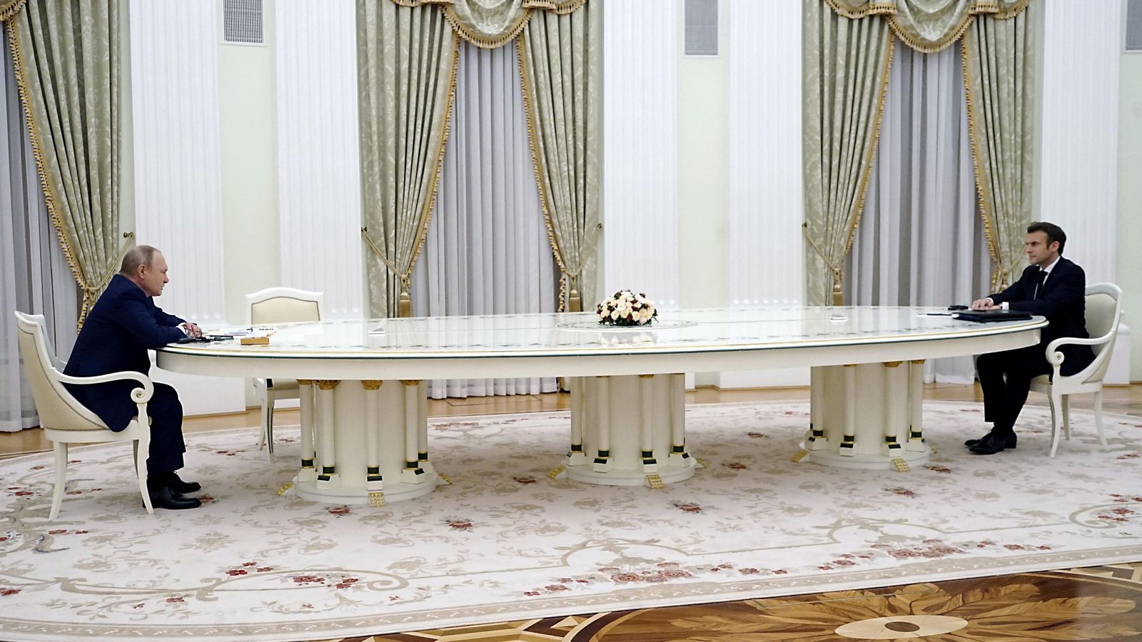 El president de Rússia, Vladímir Putin, rep el seu homòleg francés, Emmanuel Macron, al Kremlin Macron es reuneix amb el president d'Ucraïna després d'intentar salvar distàncies en una reunió de cinc hores amb Putin