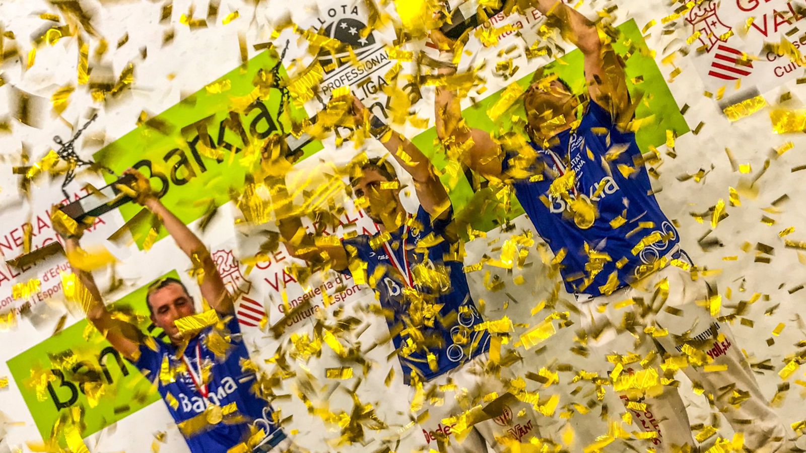 El conjunt de Vila-real celebrant la victòria