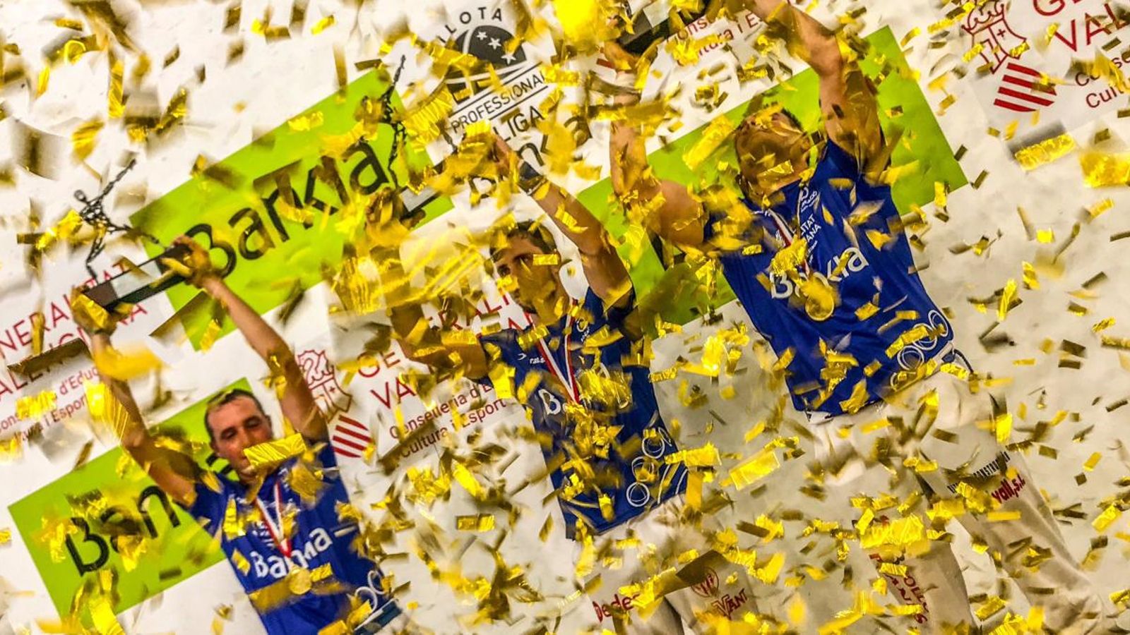 El conjunt de Vila-real celebrant la victòria