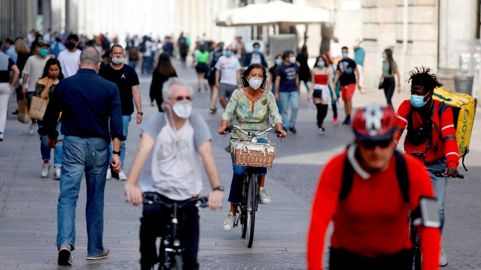 Un carrer de Milà, on les tendes de roba s'han reobert aquest dilluns
