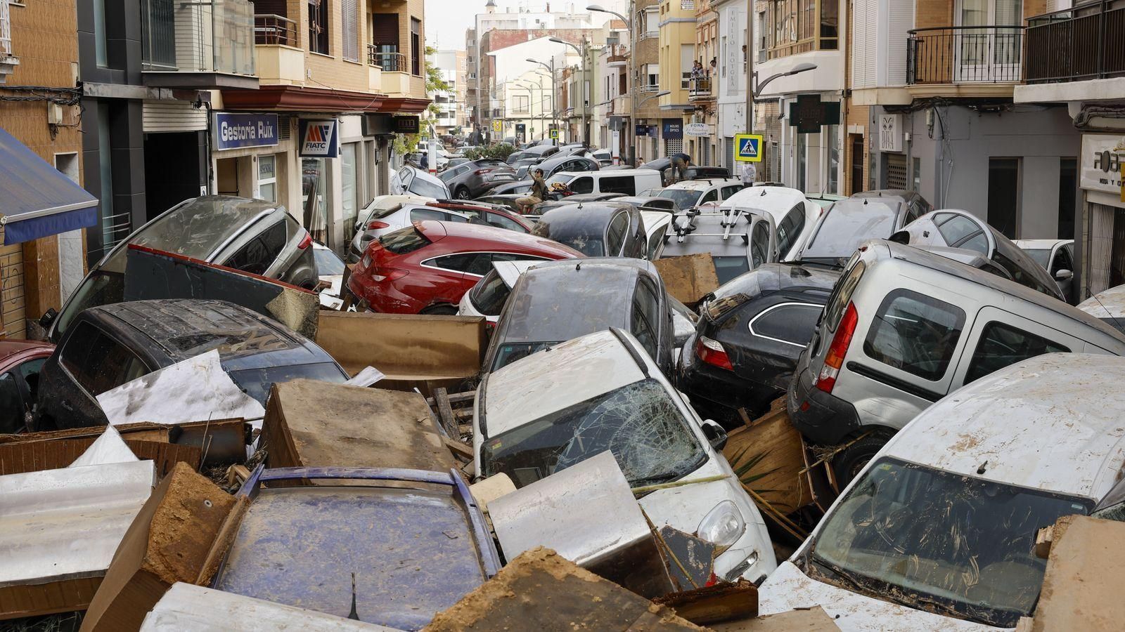 Un carrer de Sedaví, amb els cotxes amuntegats, l'endemà de la Dana Imatge de la destrucció causada per la DANA a Sedaví