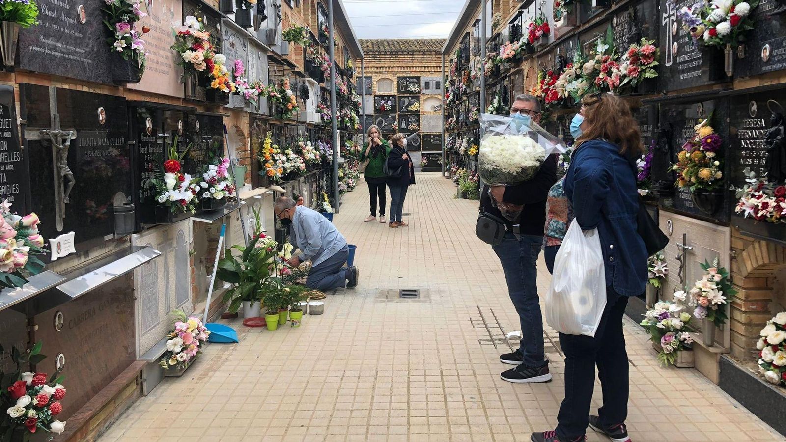 Els ciutadans netegen els ninxos i porten flors al seus familiars al cementeri de València