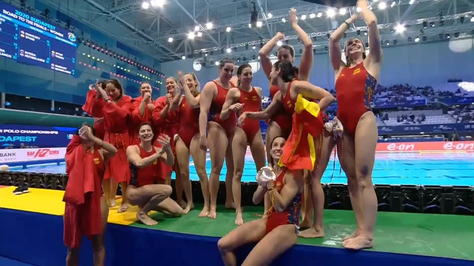 La selecció espanyola celebra el títol.