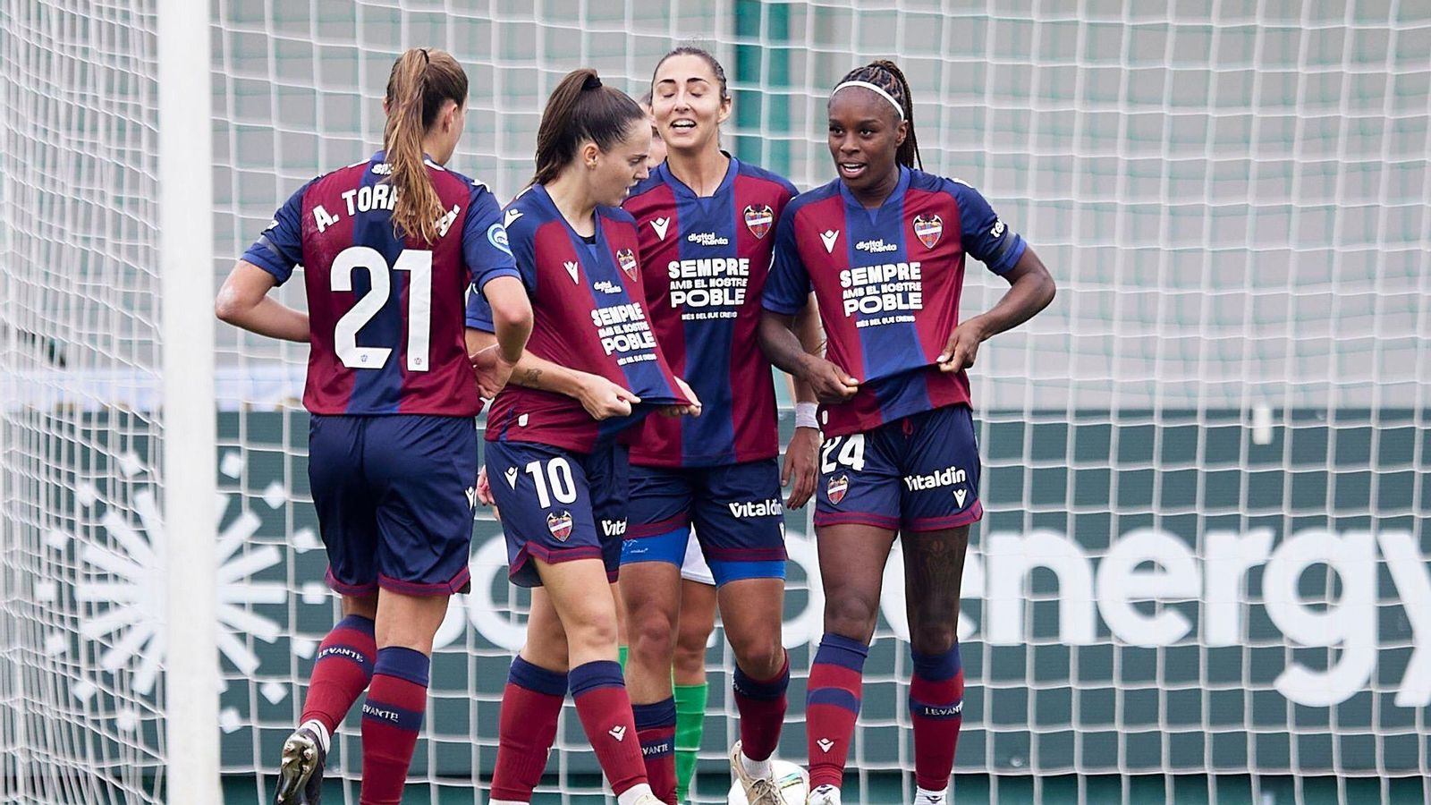 Les jugadores del Llevant celebren un dels gols