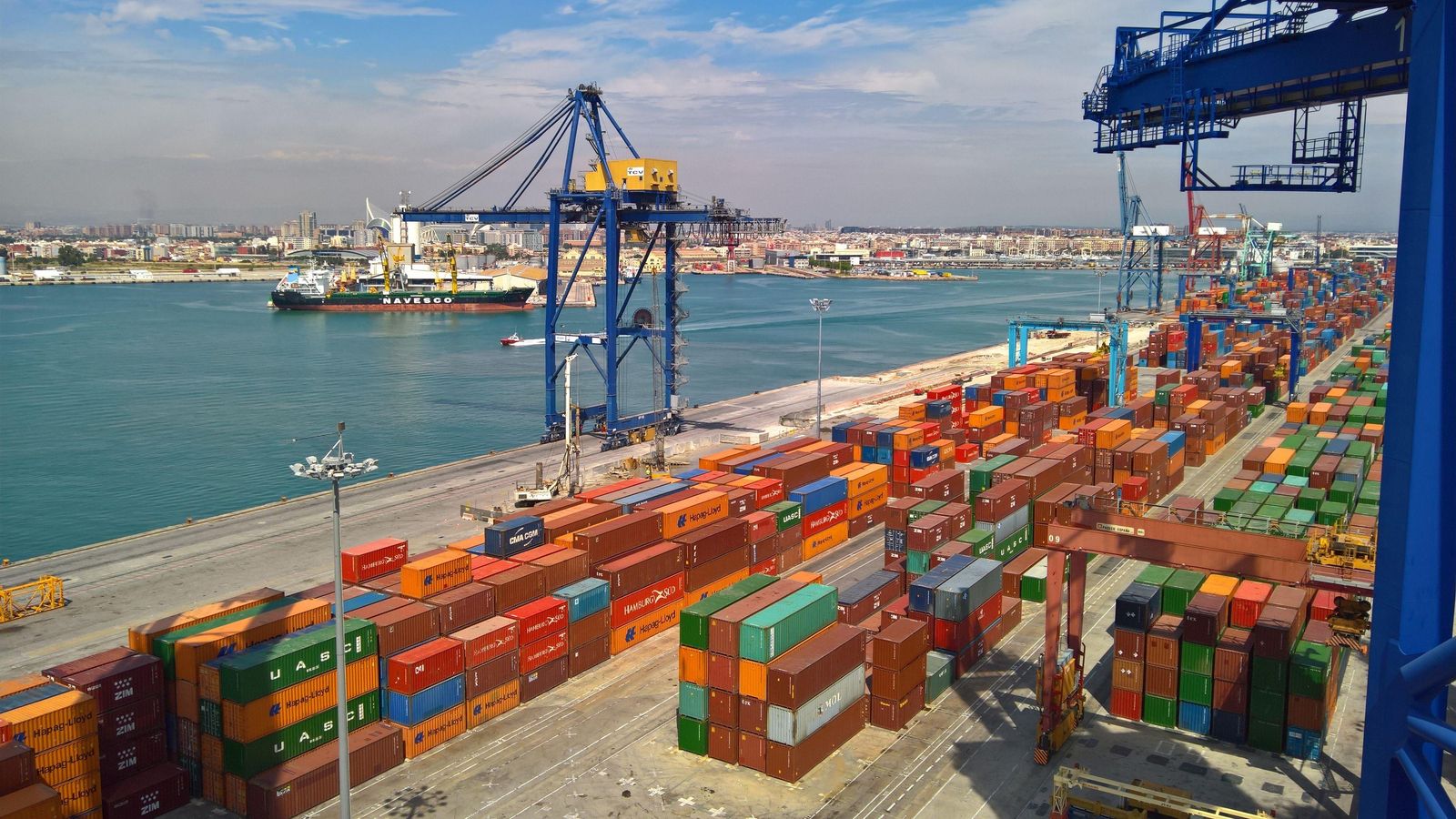 Contenidors de mercaderies al port de València, en una imatge d'arxiu