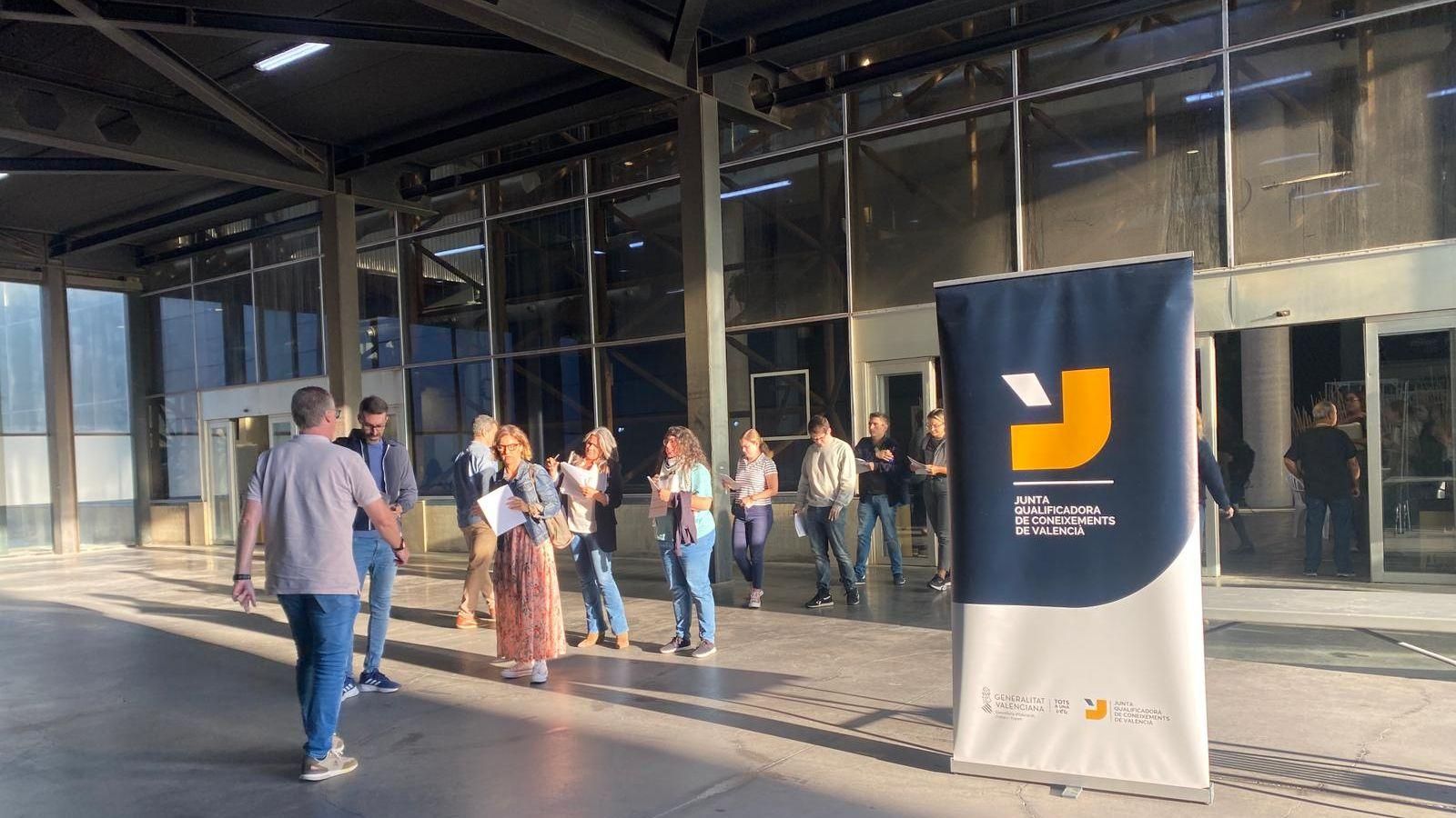 Cues al recinte de Fira València per a fer la prova oral del C1 de valencipa per a JQCV, este dissabte
