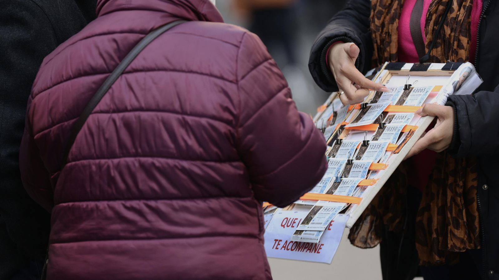 Una persona compra un dècim de la loteria de Reis