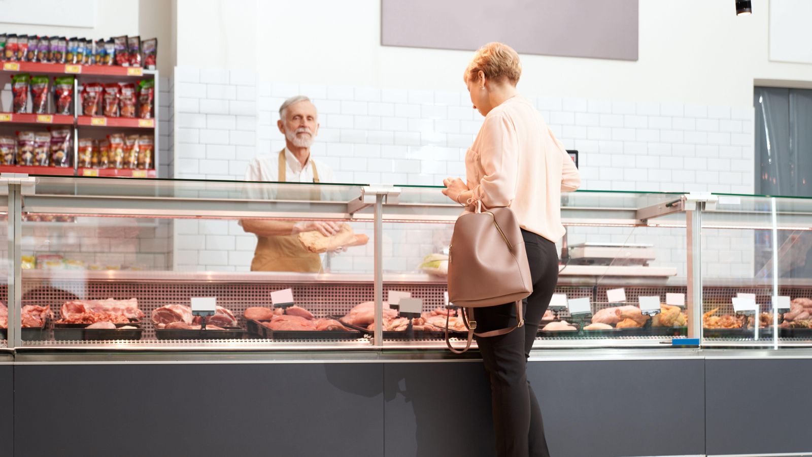 Imatge d'arxiu d'una dona comprant en un supermercat