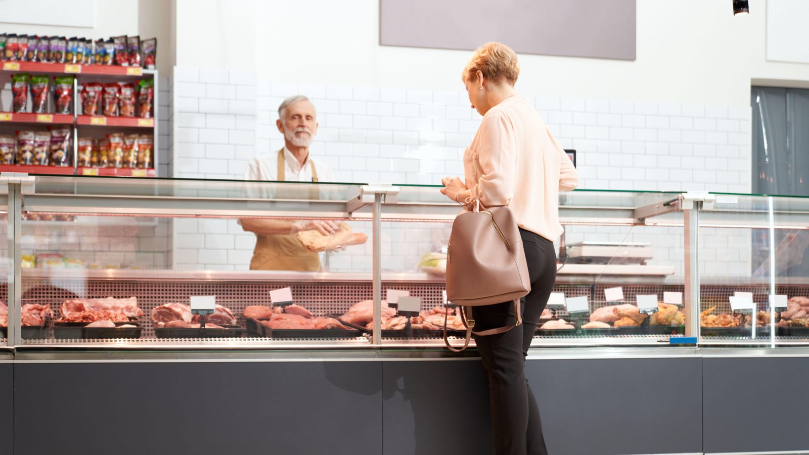 Imatge d'arxiu d'una dona comprant en un supermercat