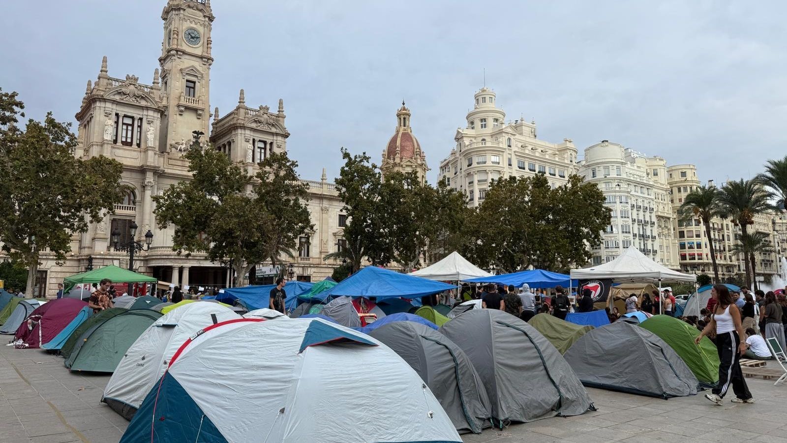 Segon dia de l'acampada per l'habitatge de València