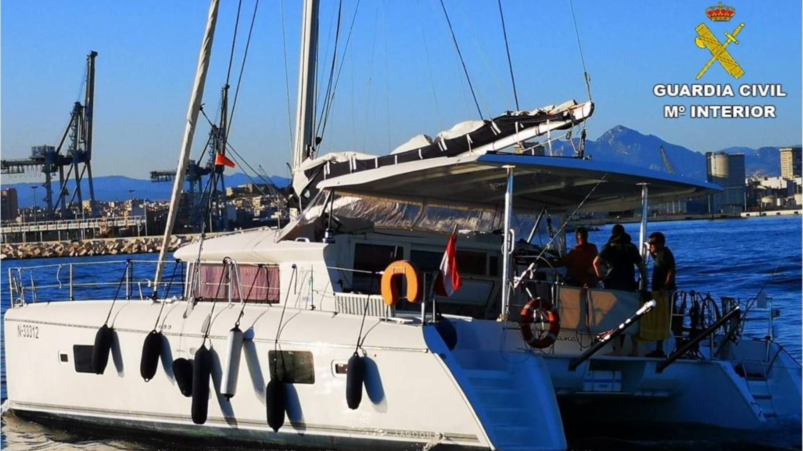 Imatge de l'embarcació remolcada al port d'Alacant