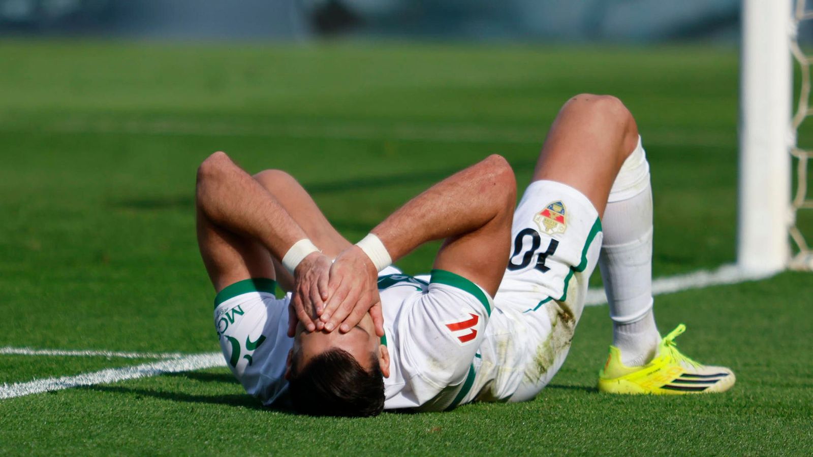 Rafa Mir es lamenta després d'una acció en el partit contra l'Espanyol