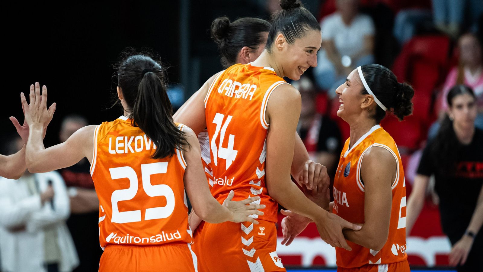 Les taronja arriben després de guanyar en l'Eurolliga Les taronja arriben després de guanyar en l'Eurolliga