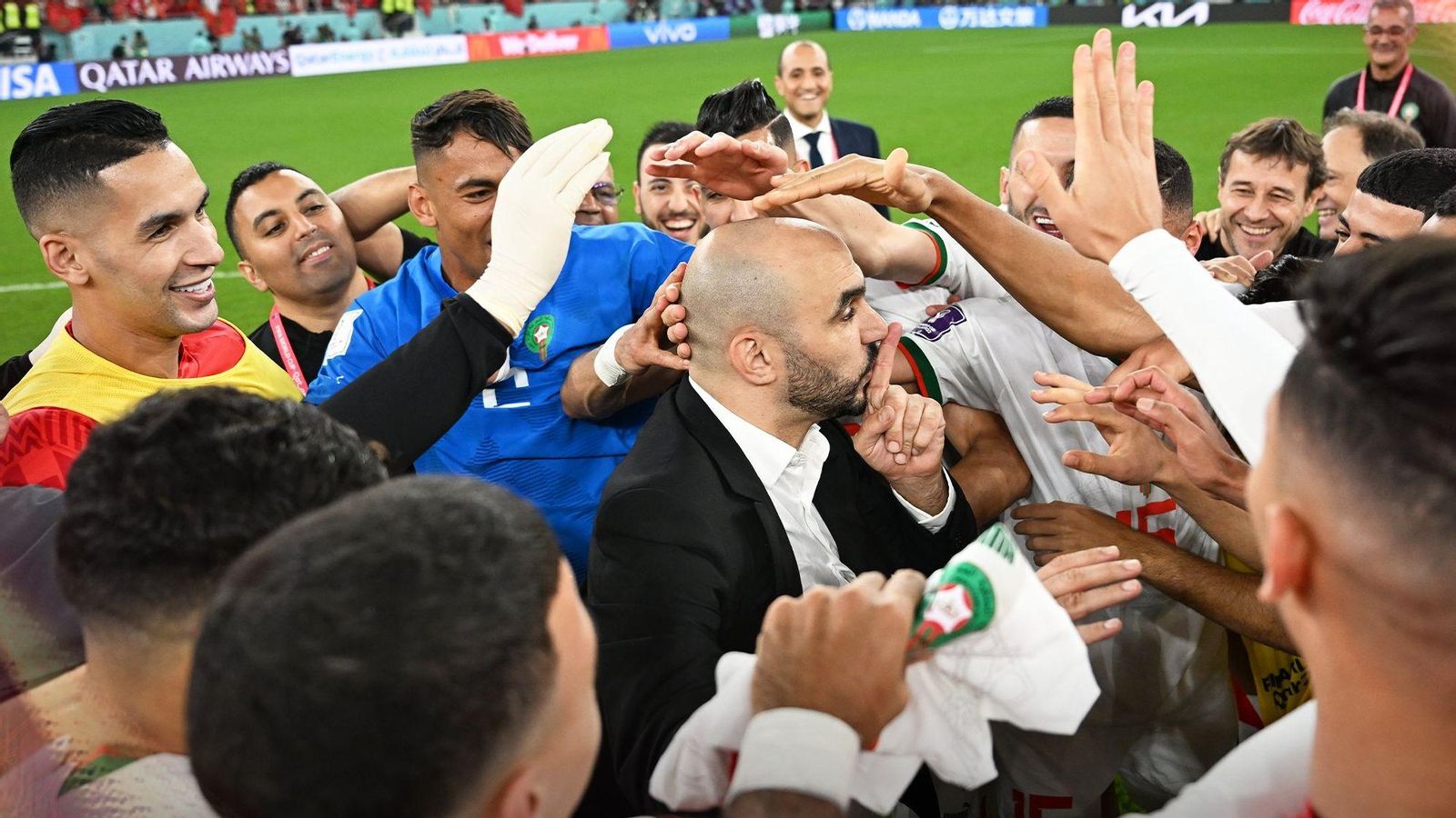 Els jugadors del Marroc al voltant de l'entrenador al final de l'últim partit contra el Canadà Els jugadors del Marroc al voltant del seu entrenador al final de l'últim partit contra Canadà