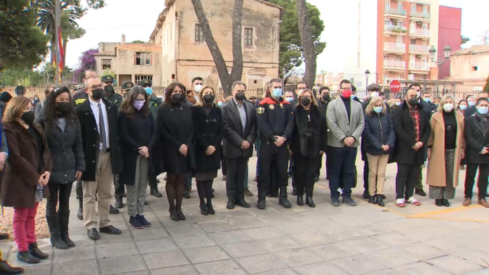 En imatge, el minut de silenci a les portes de l'ajuntament de Montcada