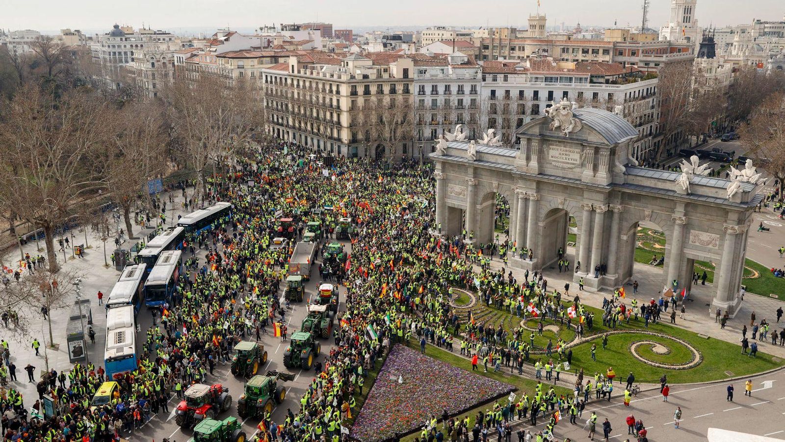 Un tractor al passeig de Las Delicias, on ha quedat interceptat per la Guàrdia Civil, que ha impedit a la majoria dels tractors accedir al centre de Madrid