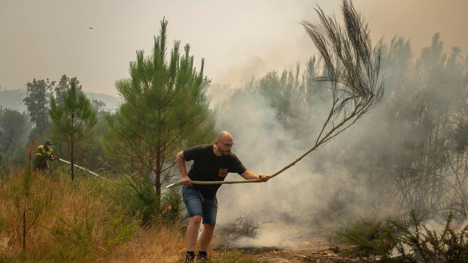 Un home intenta sufocar les flames amb una branca a Carballeda de Avia, a Ourense