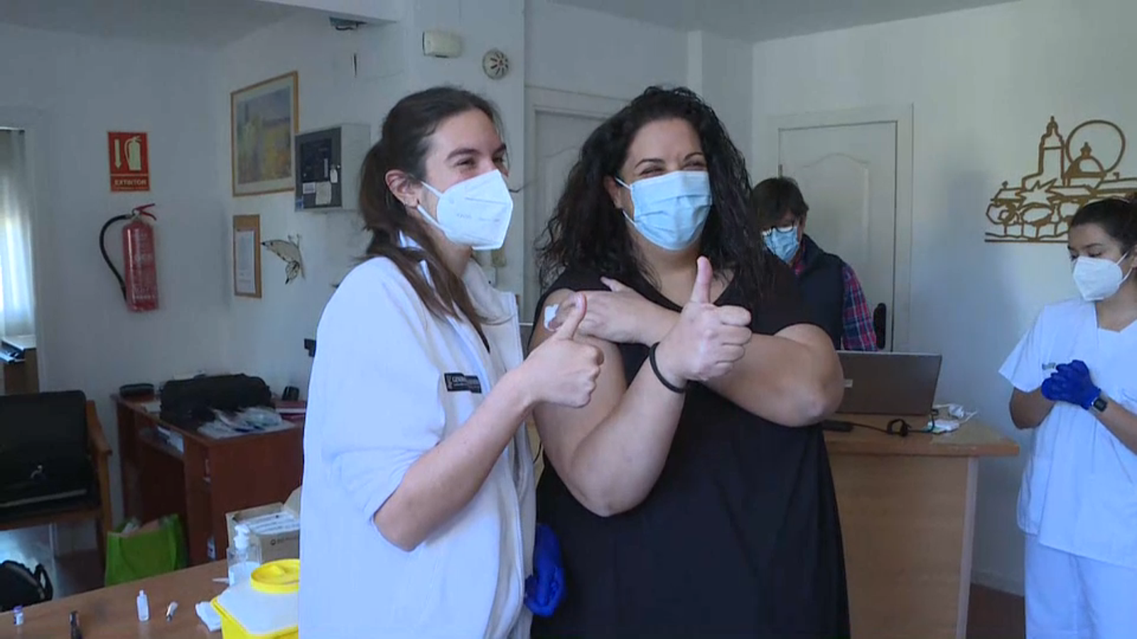 Personal sanitari celebra l'arribada de la vacuna a la residència de Sant Vicent del Raspeig