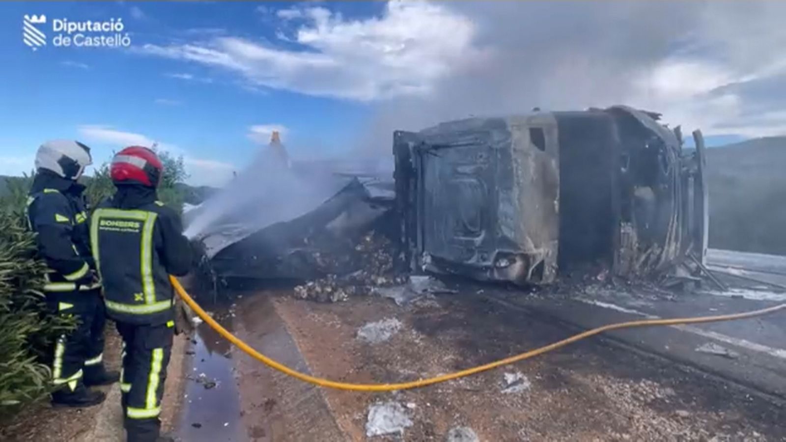 Els bombers treballen en l'extinció de l'incendi del camió