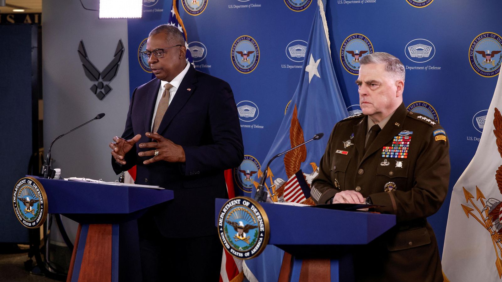 El secretari de Defensa dels EUA, Lloyd Austin, i el cap de l'Estat Major Conjunt, Mark Milley, després d'una reunió virtual del Grup de Contacte de Defensa d'Ucraïna, a Washington