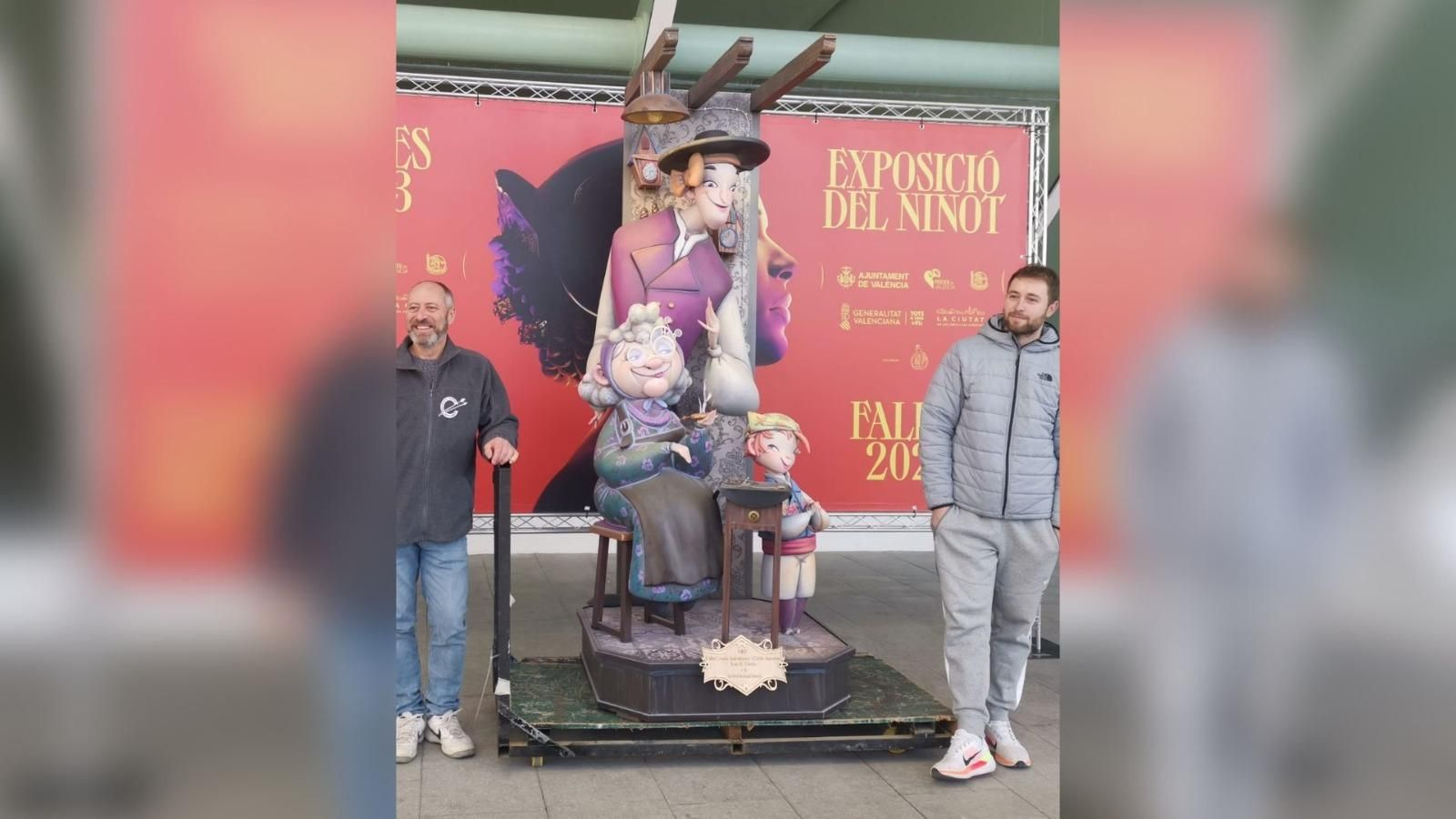 Els fallers de Comte de Salvatierra-Ciril Amorós al costat del ninot gran que han portat a l'exposició