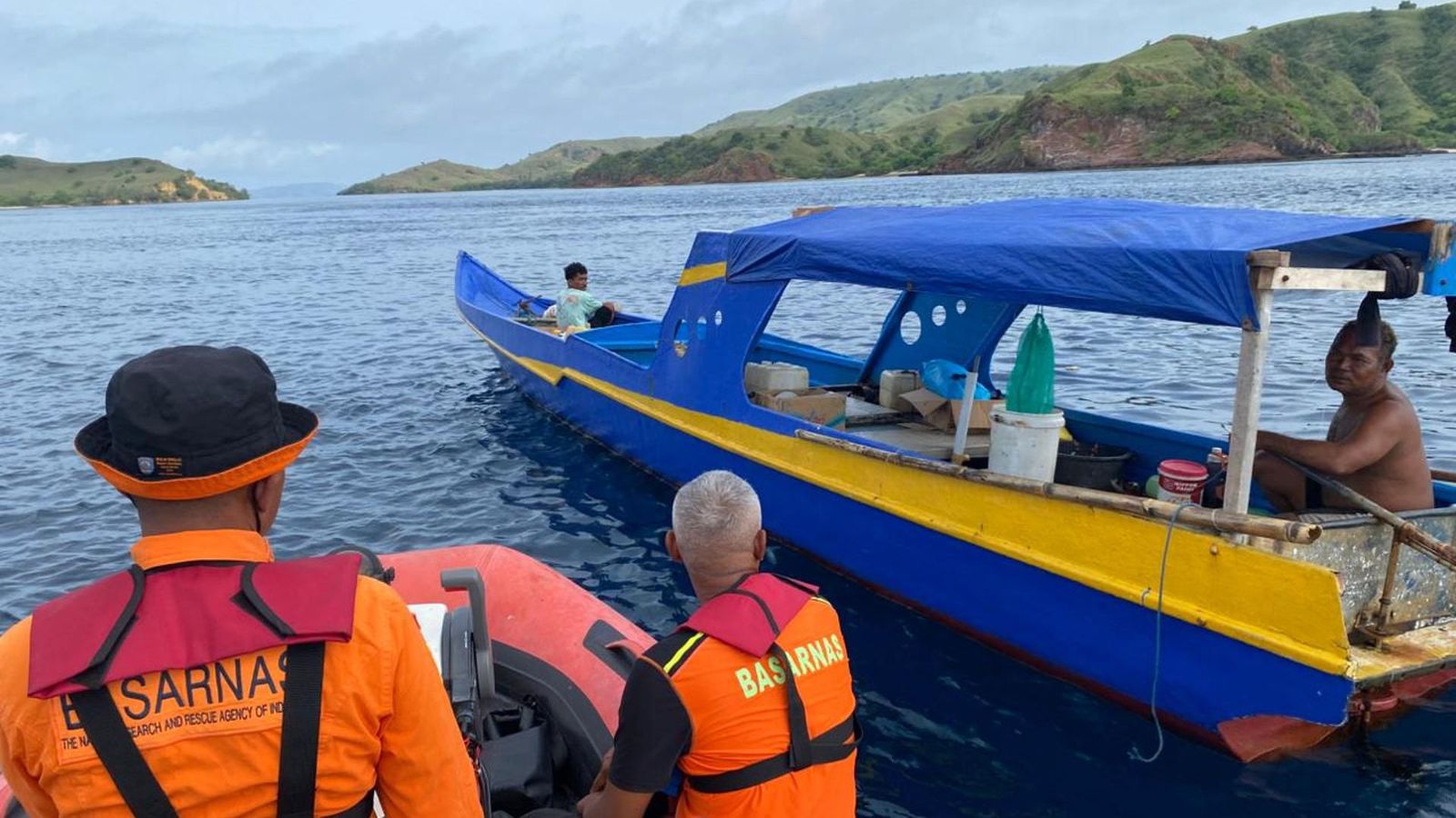 Una de les embarcacions que participen en les tasques de recerca dels valencians desapareguts en aigües d'Indonèsia