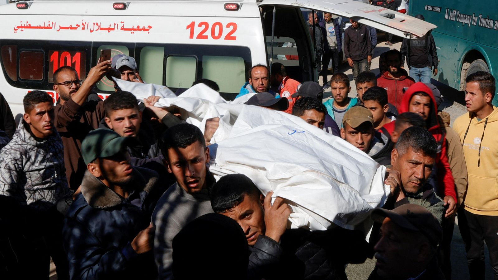 Palestins traslladen un dels morts en els atacs a Khan Yunis