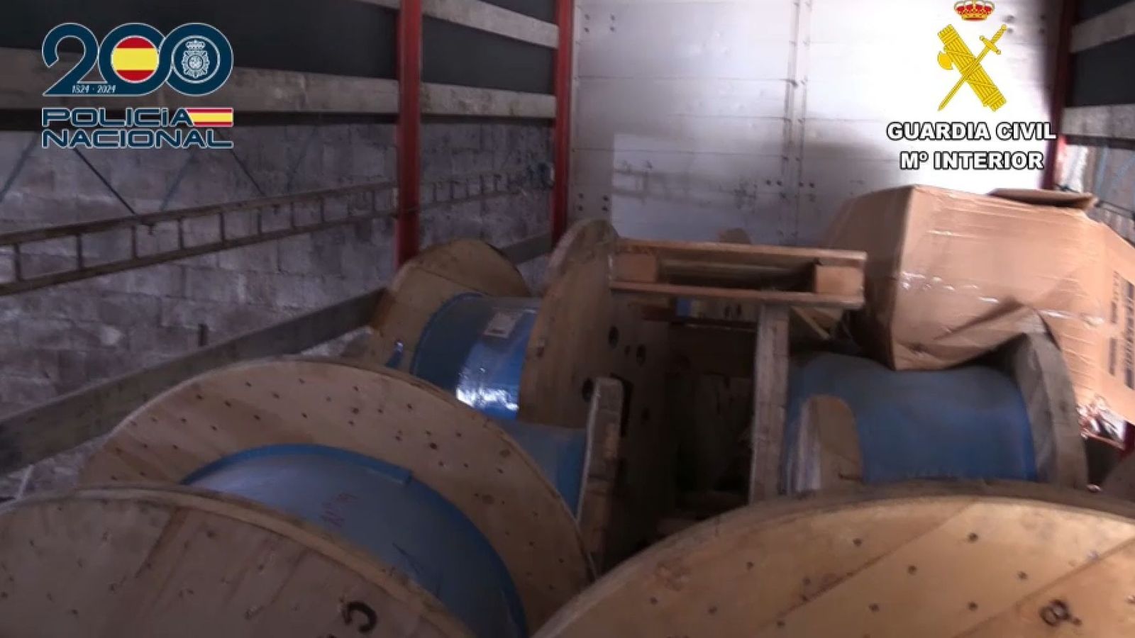 Bobines de coure que han localitzat els agents dins d'un camió que també havien sostret els lladres