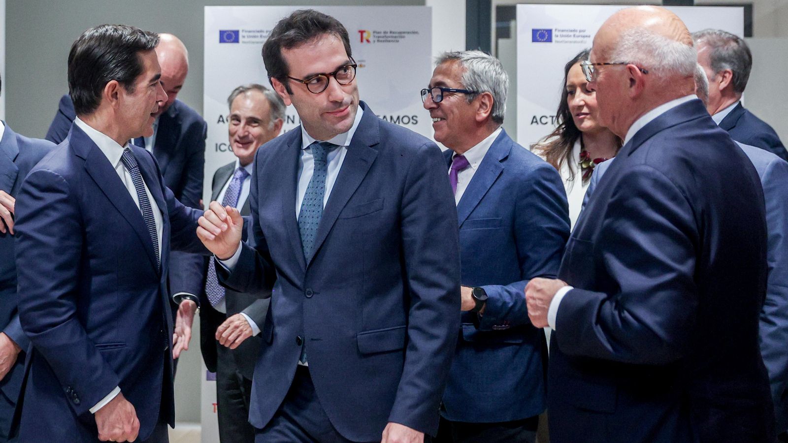 El ministre d'Economia Carlos Cuerpo (centre) i el presidente del BBVA Carlos Torres (esquerra)