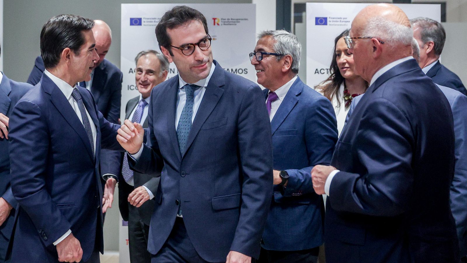 El ministre d'Economia, Carlos Cuerpo (centre), i el president del BBVA, Carlos Torres (esquerra) El ministre d'Economia Carlos Cuerpo (centre) i el presidente del BBVA Carlos Torres (esquerra)