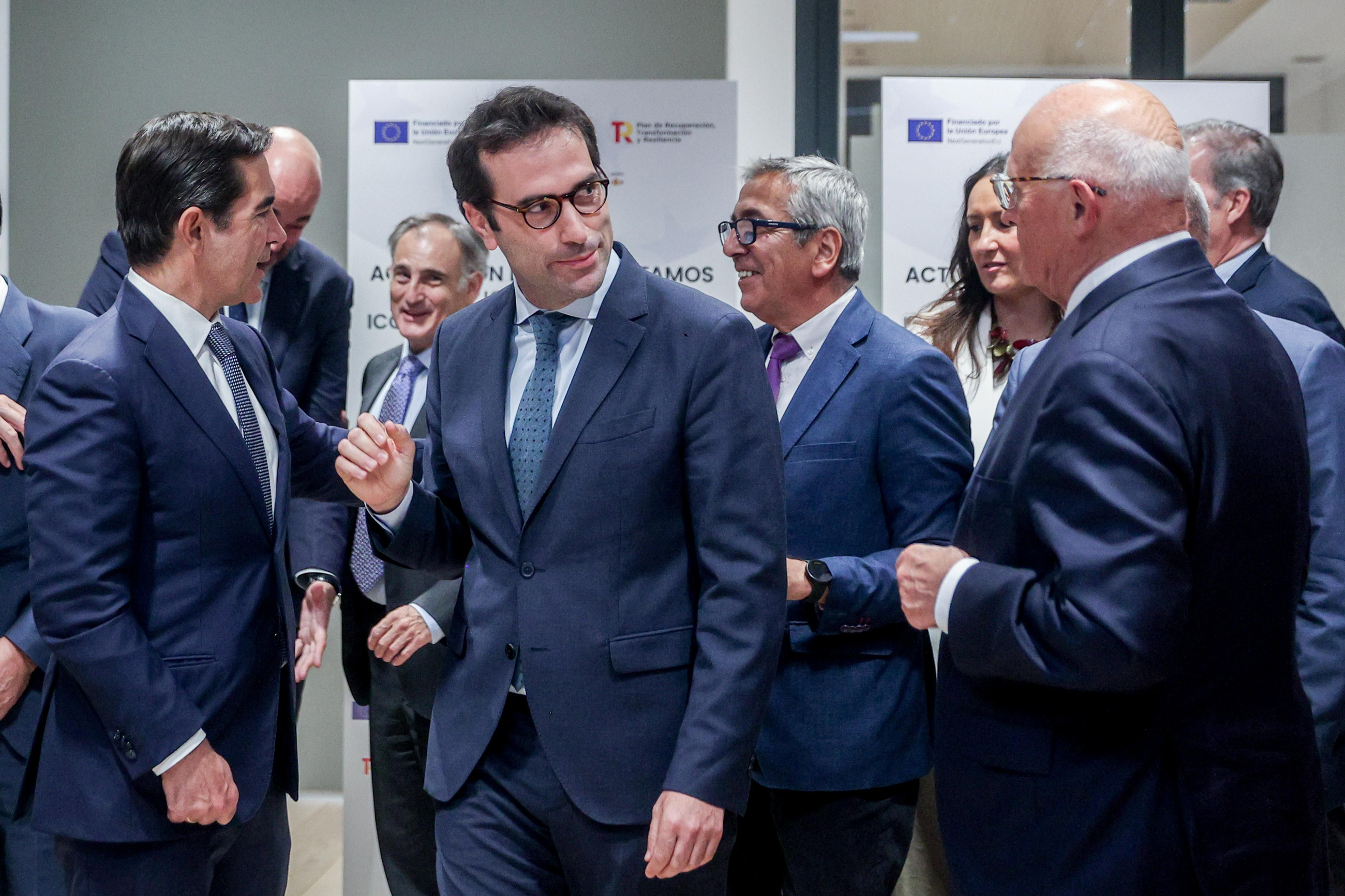 El ministre d'Economia, Carlos Cuerpo (centre), i el president del BBVA, Carlos Torres (esquerra) El ministre d'Economia Carlos Cuerpo (centre) i el presidente del BBVA Carlos Torres (esquerra)