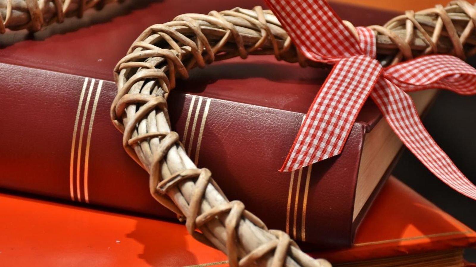 Pollastres de corral, torrons o llibres, entre els obsequis que ha rebut el Consell al desembre