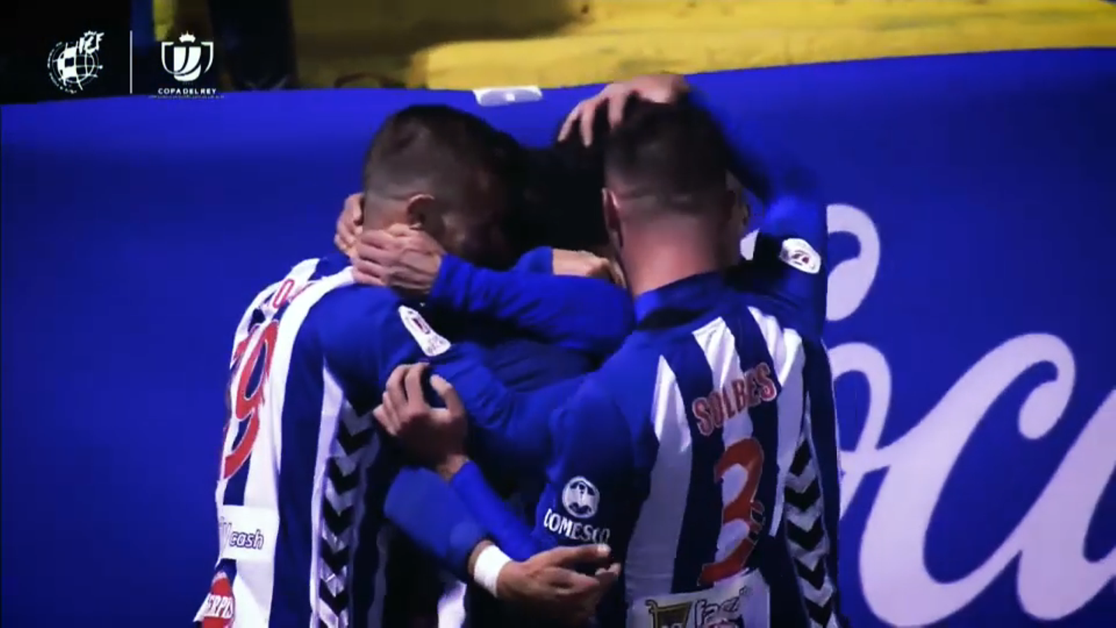 Els jugadors de l'Alcoià celebren un gol davant el Reial Madrid